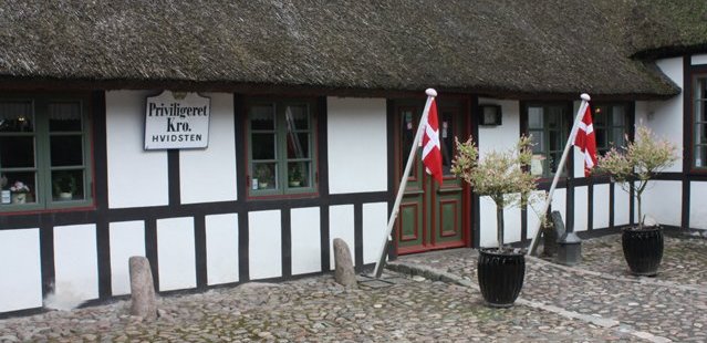 Hvidsten Kro – den gamle bindingsværksbygning med stråtag