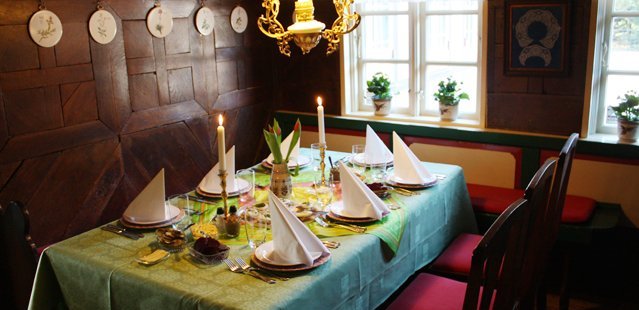 Dækket bord i den stemningsfulde restaurant