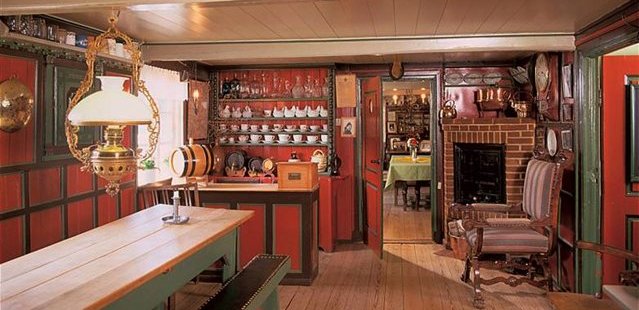 Den hyggelige, historiske krostue på Hvidsten Kro